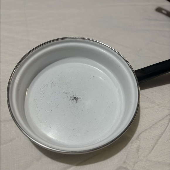 Vintage set of 4 White Floral Saucepans, Pans and Pots with Brown Handle - Picture 14 of 16
